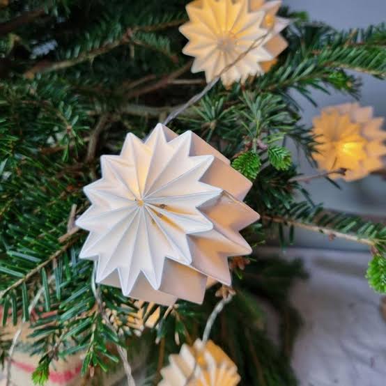 White Origami Starburst Paper String Lights showing its structure