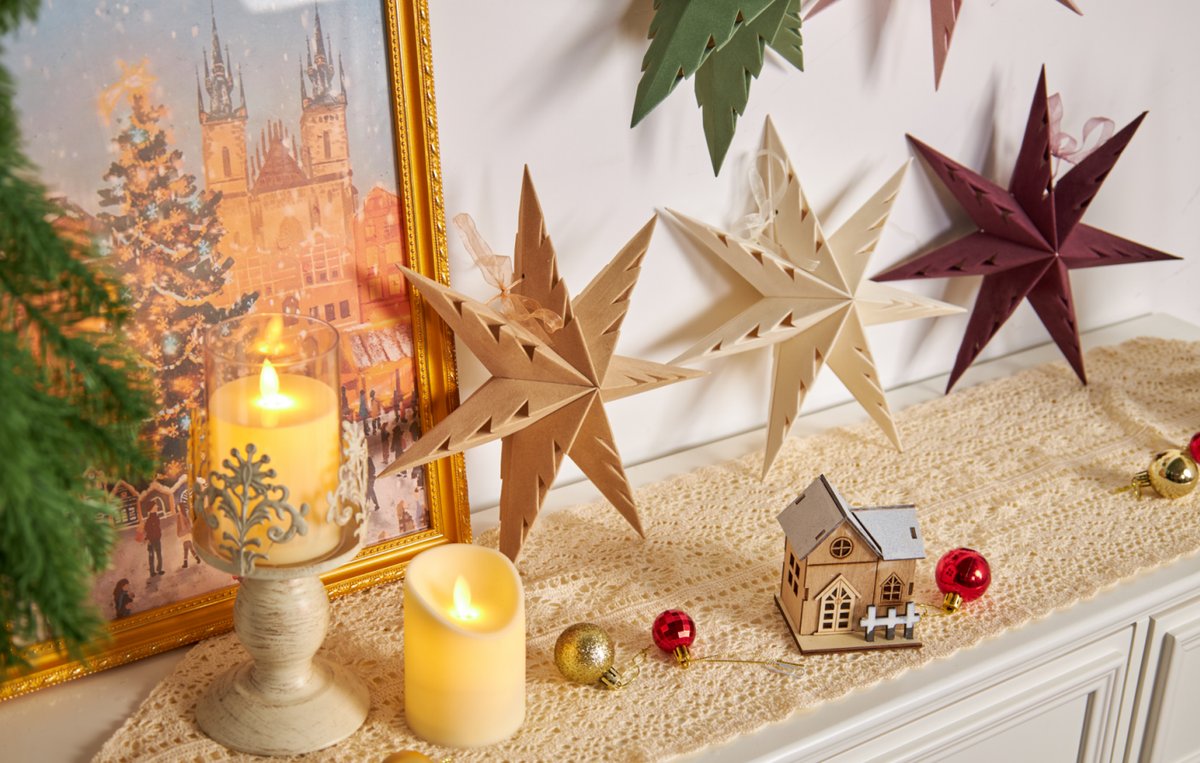 Clear non-lit positioning – illuminated and non-illuminated paper star decorations in festive setting
